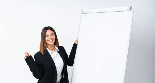 Giovane Donna Che Una Presentazione Bordo Bianco Dando Una Presentazione — Foto Stock