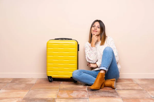 Reisende Frau Mit Koffer Sitzt Lachend Auf Dem Boden — Stockfoto