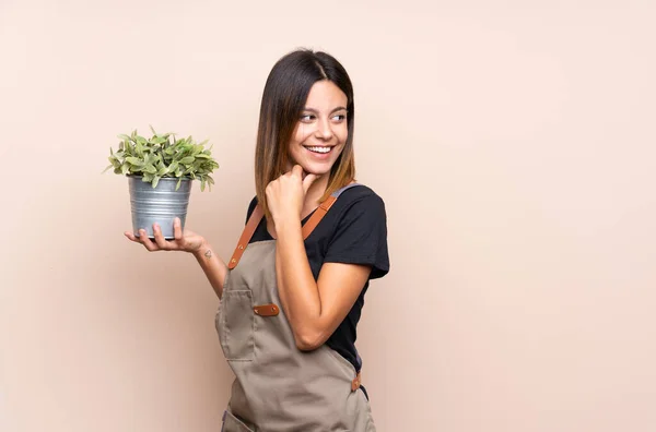 植物を持っている若い女性はアイデアを考え — ストック写真