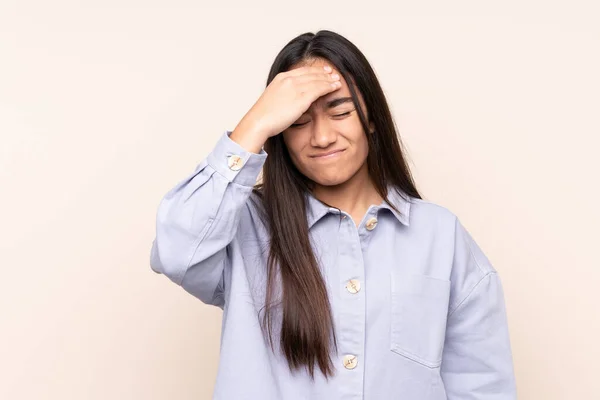 Mujer India Joven Aislada Sobre Fondo Beige Con Dolor Cabeza — Foto de Stock