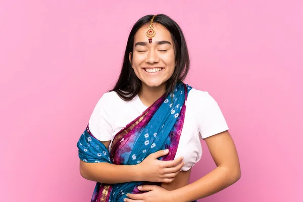 Νεαρή Ινδή Σάρι Πάνω Από Απομονωμένο Φόντο Χαμογελώντας Πολύ — Φωτογραφία Αρχείου