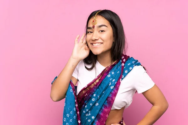 Jeune Indienne Avec Sari Sur Fond Isolé Écoutant Quelque Chose — Photo