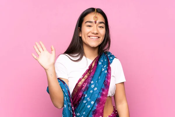 Jeune Femme Indienne Avec Sari Sur Fond Isolé Saluant Main — Photo