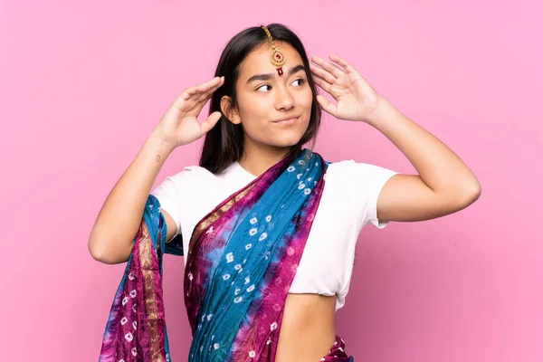 Jeune Femme Indienne Avec Sari Sur Fond Isolé Ayant Des — Photo