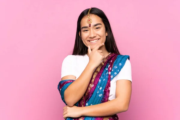 Jonge Indiaanse Vrouw Met Sari Geïsoleerde Achtergrond Glimlachen — Stockfoto