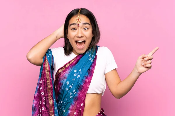 Ung Indisk Kvinna Med Sari Över Isolerad Bakgrund Förvånad Och — Stockfoto