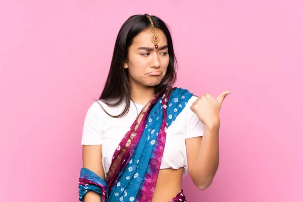 Jeune Femme Indienne Avec Sari Sur Fond Isolé Malheureux Pointant — Photo
