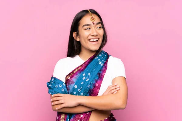 Jovem Mulher Indiana Com Sari Sobre Fundo Isolado Feliz Sorridente — Fotografia de Stock