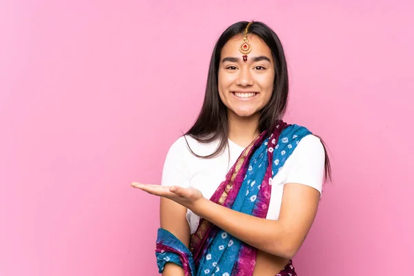 Jonge Indiase Vrouw Met Sari Geïsoleerde Achtergrond Presenteren Van Een — Stockfoto