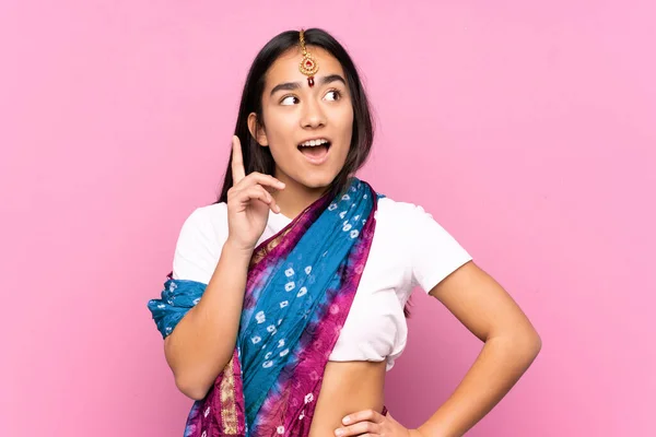 Mujer India Joven Con Sari Sobre Fondo Aislado Pensando Una —  Fotos de Stock