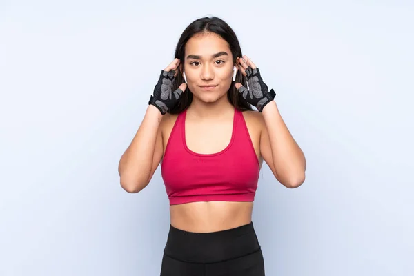 Jovem Indiana Esporte Mulher Isolado Fundo Azul Ouvir Música Olhando — Fotografia de Stock