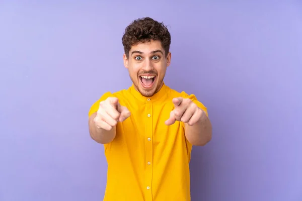 Blanke Man Geïsoleerd Paarse Achtergrond Verrast Wijzen Naar Voren — Stockfoto