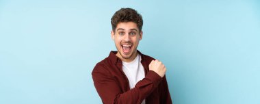 Kafkasyalı genç bir adam zaferi kutluyor.