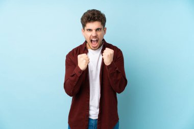 Kafkasyalı genç bir adam kötü bir durumdan dolayı hayal kırıklığına uğramış bir şekilde izole edilmiş.