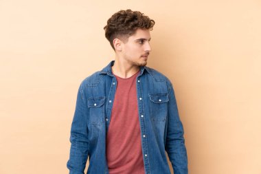 Beyaz adam bej arka planda izole edilmiş.