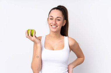 Genç esmer kadın soyutlanmış beyaz arka planda, elmalı.