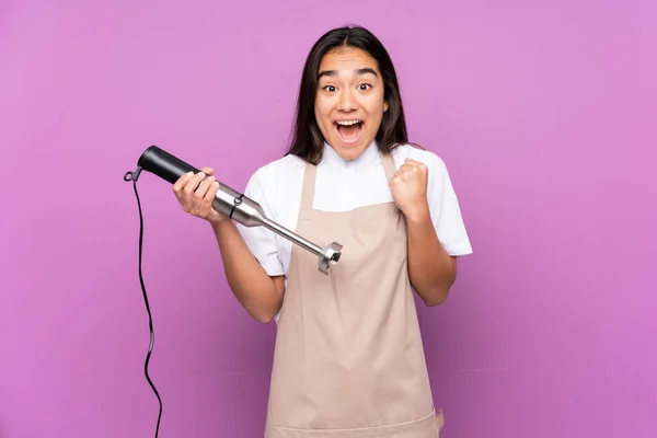 Mulher Indiana Usando Liquidificador Mão Isolado Fundo Roxo Celebrando Uma — Fotografia de Stock