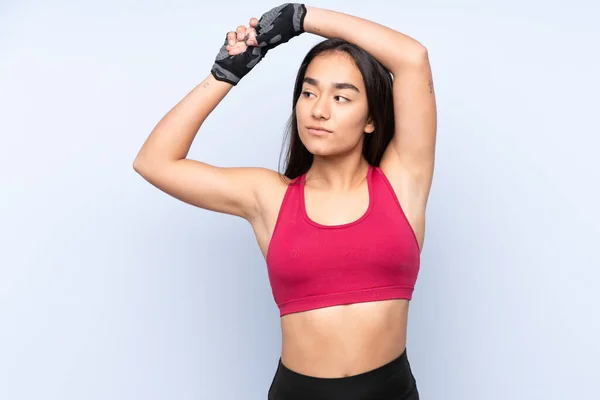 Jovem Indiana Esporte Mulher Isolado Fundo Azul Alongamento — Fotografia de Stock