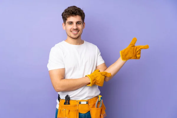 Young Electrician Man Isolated Purple Background Pointing Finger Side — Stock Photo, Image