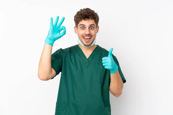 Cirujano Uniforme Verde Aislado Sobre Fondo Blanco Aislado Mostrando Signo — Foto de Stock