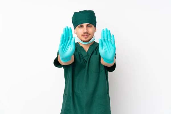 Χειρούργος Πράσινη Στολή Απομονώνεται Απομονωμένο Λευκό Φόντο Κάνοντας Χειρονομία Stop — Φωτογραφία Αρχείου
