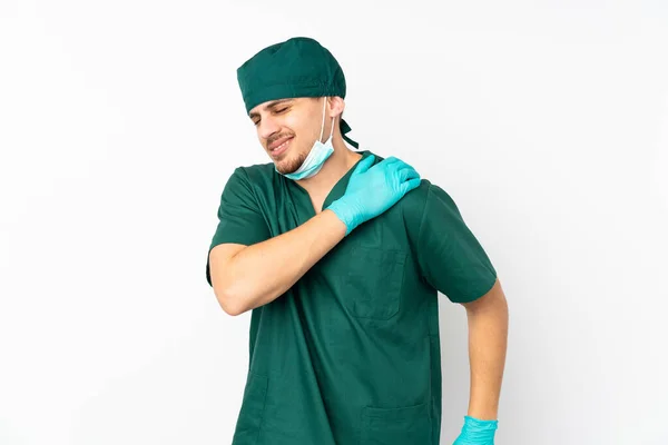 身穿绿色制服的外科医生在孤独的白色背景上被隔离 肩头疼痛 因为他们付出了巨大的努力 — 图库照片