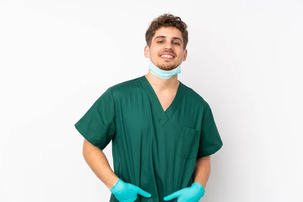 身穿绿色制服的外科医生被隔离在孤独的白色背景笑中 — 图库照片