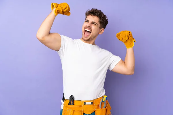 Jovem Eletricista Homem Sobre Isolado Fundo Roxo Celebrando Uma Vitória — Fotografia de Stock