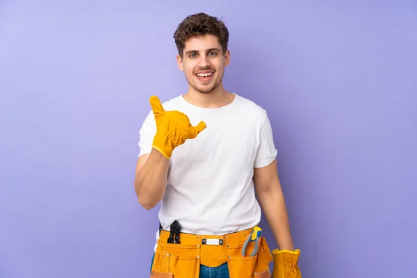 Young Electrician Man Isolated Purple Background Making Phone Gesture — Stock Photo, Image