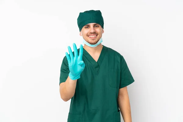 Cirujano Uniforme Verde Aislado Sobre Fondo Blanco Aislado Feliz Contando — Foto de Stock