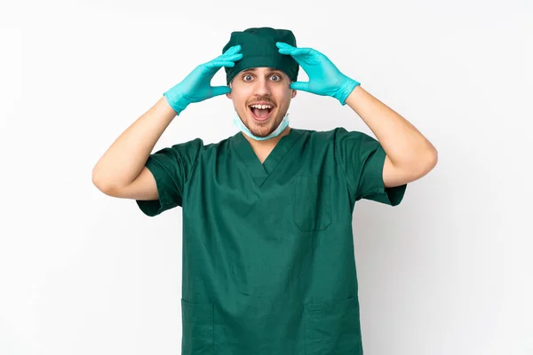 Cirujano Uniforme Verde Aislado Sobre Fondo Blanco Aislado Con Expresión — Foto de Stock