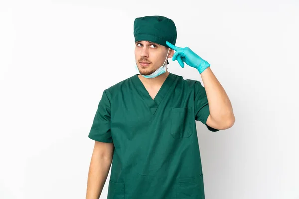 Cirujano Uniforme Verde Aislado Sobre Fondo Blanco Aislado Haciendo Gesto —  Fotos de Stock