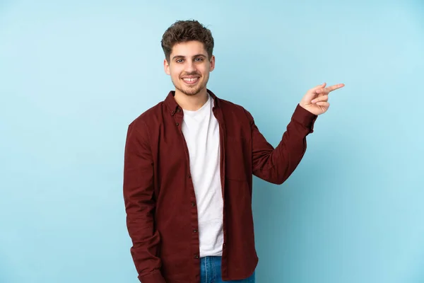 Ung Kaukasisk Man Isolerad Bakgrund Pekar Finger Sidan — Stockfoto