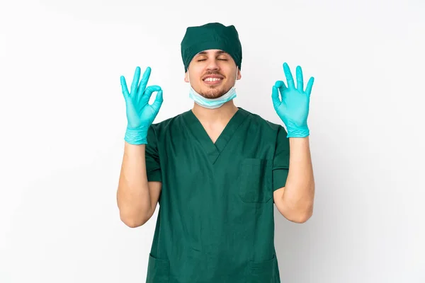 Chirurg Groen Uniform Geïsoleerd Geïsoleerde Witte Achtergrond Zen Pose — Stockfoto