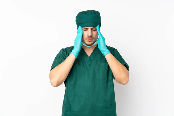 Cirurgião Uniforme Verde Isolado Fundo Branco Isolado Com Dor Cabeça — Fotografia de Stock