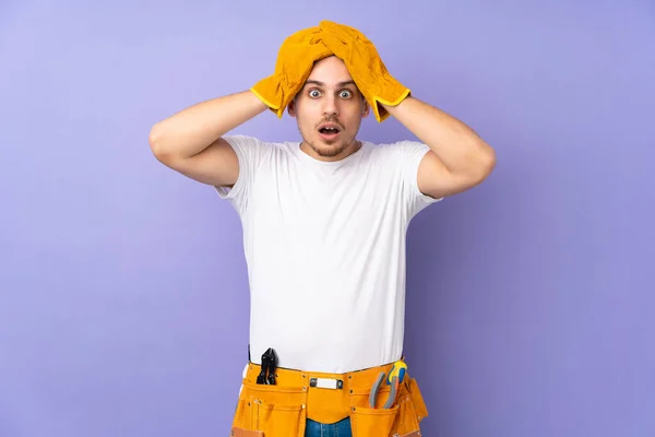 Jovem Eletricista Homem Mais Isolado Fundo Roxo Com Expressão Facial — Fotografia de Stock