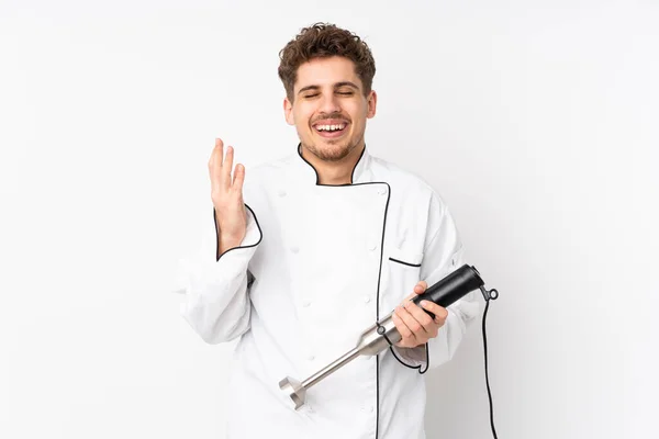 Hombre Usando Licuadora Mano Aislada Sobre Fondo Blanco Riendo — Foto de Stock