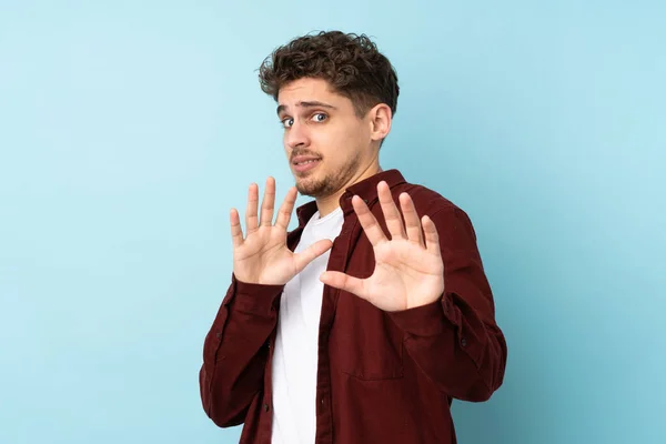 Junger Kaukasier Isoliert Hintergrund Nervös Streckt Die Hände Nach Vorne — Stockfoto