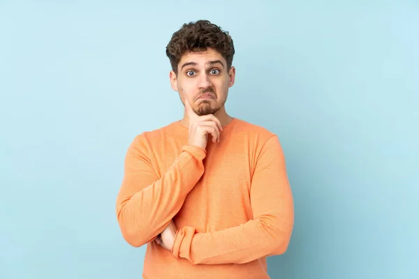 Homem Caucasiano Isolado Fundo Azul Olhando Para Frente — Fotografia de Stock