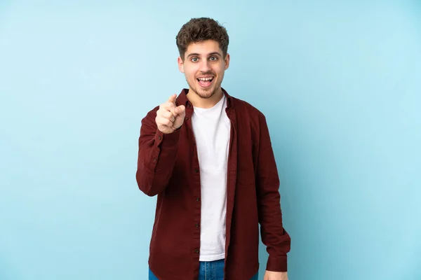 Young Caucasian Man Isolated Background Surprised Pointing Front — Stock Photo, Image