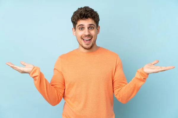 Hombre Caucásico Aislado Sobre Fondo Azul Con Expresión Facial Impactada — Foto de Stock