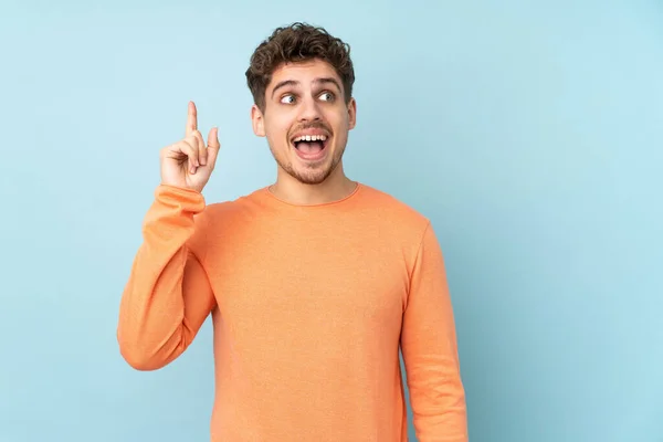 Caucasian Man Isolated Blue Background Intending Realizes Solution While Lifting — Stock Photo, Image