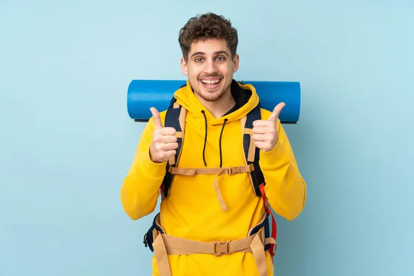 Junger Bergsteiger Mit Einem Großen Rucksack Auf Blauem Hintergrund Der — Stockfoto