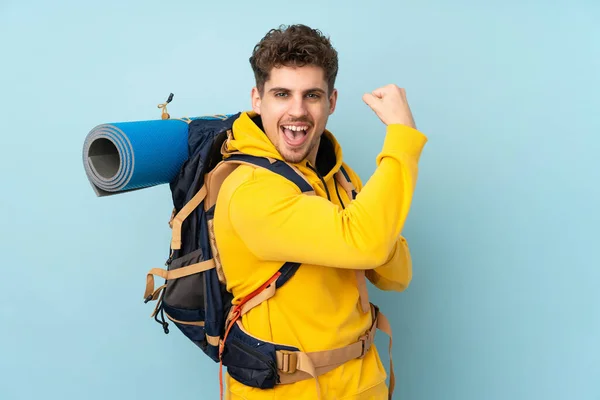 Jeune Alpiniste Homme Avec Grand Sac Dos Isolé Sur Fond — Photo