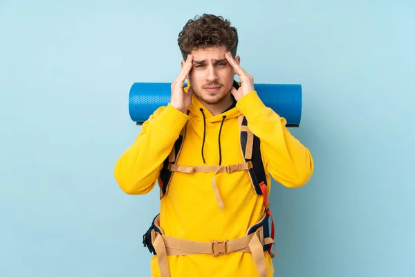 Jeune Alpiniste Homme Avec Grand Sac Dos Isolé Sur Fond — Photo