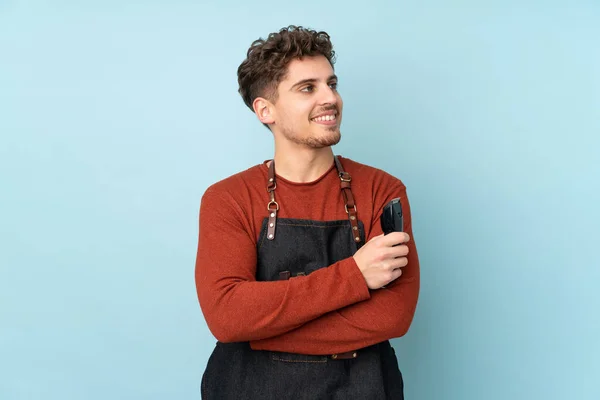 Friseur Kaukasischen Mann Isoliert Auf Blauem Hintergrund Blick Zur Seite — Stockfoto