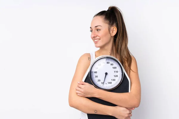 Giovane Donna Bruna Sfondo Bianco Isolato Con Pesatrice Guardando Lato — Foto Stock