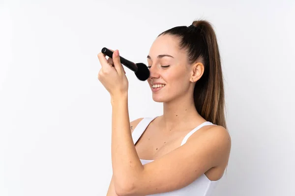 Joven Morena Sobre Fondo Blanco Aislado Sosteniendo Cepillo Maquillaje Whit — Foto de Stock