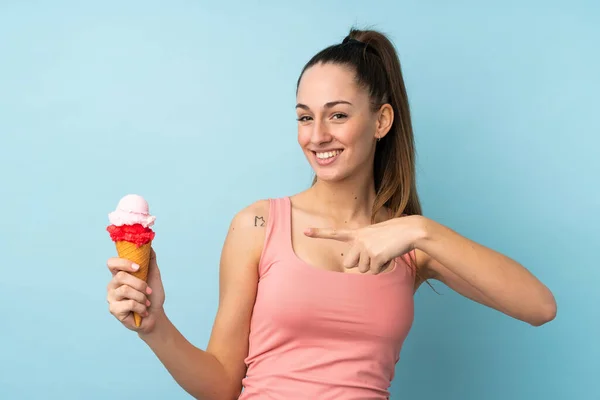 Mladá Brunetka Žena Kornetovou Zmrzlinou Přes Izolované Modré Pozadí Ukazuje — Stock fotografie