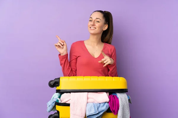 Mulher Viajante Com Uma Mala Cheia Roupas Sobre Fundo Roxo — Fotografia de Stock